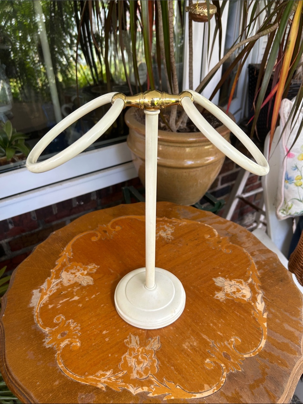 Two-Ring Fingertip Towel Holder